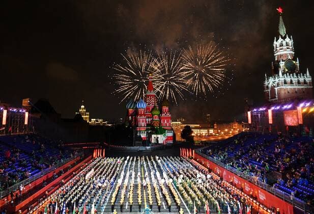 Russia Military Music Festival Rehearsal 6634316 26.08.2021 Fireworks explode over Red Square during a rehearsal for the Spasskaya Tower International Military Music Festival in Moscow, Russia. Vladimir Pesnya Sputnik Moscow Russia  Copyright: xVladimirxPesnyax