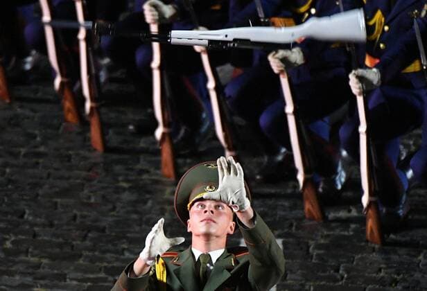 Russia Military Music Festival Rehearsal 6634254 26.08.2021 A member of the Honor Guard of the Belarusian Armed Forces performs during a rehearsal for the Spasskaya Tower International Military Music Festival in Red Square in Moscow, Russia. Vladimir Pesnya Sputnik Moscow Russia  Copyright: xVladimirxPesnyax