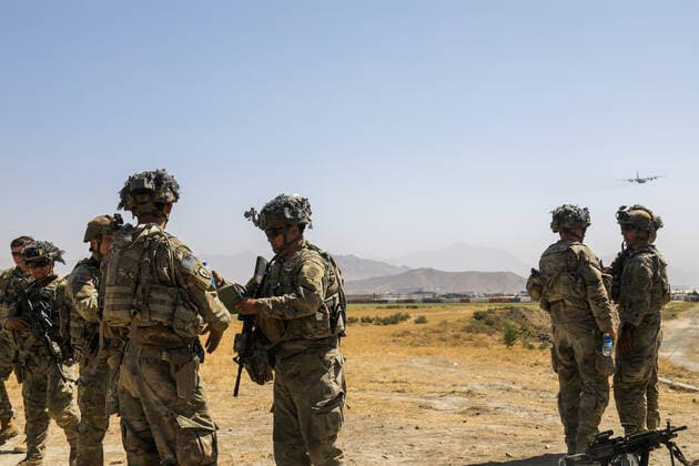 STYLELOCATIONU.S. soldiers with the 82nd Airborne division provide security around the permitter of Hamid Karzai International Airport during Operation Allies Refuge August 25, 2021 in Kabul, Afghanistan. Kabul Afghanistan - ZUMAp138 20210825_zaa_p138_022 Copyright: xSgt.xJillianxG.xHix U.S.xMarinex
