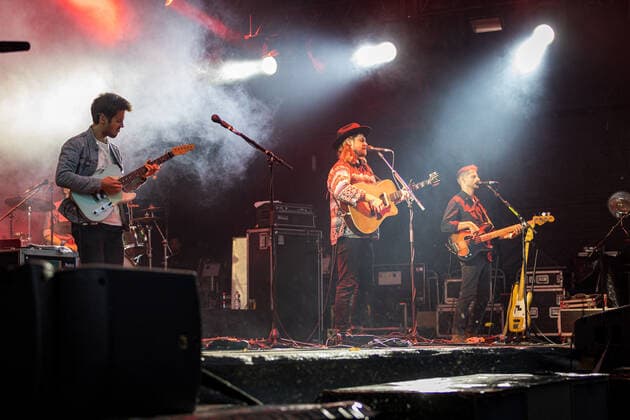The American singer and songwriter Ian Hooper at the live performance of the folk band Mighty Oaks with the program Mexico Live at the rainy Kunst Rasen in Bonn, 26 08 2021 Bonn Gronau NRW Germany