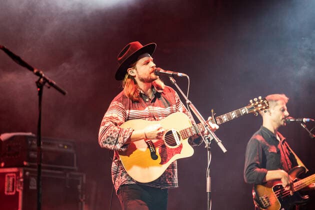 The American singer and songwriter Ian Hooper at the live performance of the folk band Mighty Oaks with the program Mexico Live at the rainy Kunst Rasen in Bonn, 26 08 2021 Bonn Gronau NRW Germany