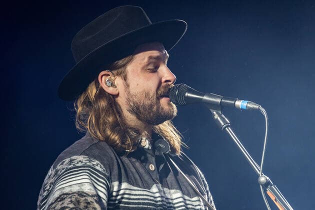 The American singer and songwriter Ian Hooper at the live performance of the folk band Mighty Oaks with the program Mexico Live at the rainy Kunst Rasen in Bonn, 26 08 2021 Bonn Gronau NRW Germany