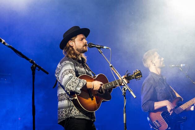 The American singer and songwriter Ian Hooper at the live performance of the folk band Mighty Oaks with the program Mexico Live at the rainy Kunst Rasen in Bonn, 26 08 2021 Bonn Gronau NRW Germany