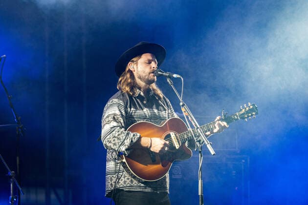 The American singer and songwriter Ian Hooper at the live performance of the folk band Mighty Oaks with the program Mexico Live at the rainy Kunst Rasen in Bonn, 26 08 2021 Bonn Gronau NRW Germany