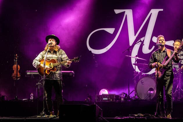 The American singer and songwriter Ian Hooper at the live performance of the folk band Mighty Oaks with the program Mexico Live at the rainy Kunst Rasen in Bonn, 26 08 2021 Bonn Gronau NRW Germany