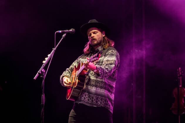 The American singer and songwriter Ian Hooper at the live performance of the folk band Mighty Oaks with the program Mexico Live at the rainy Kunst Rasen in Bonn, 26 08 2021 Bonn Gronau NRW Germany