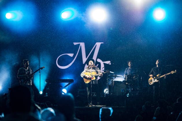 The American singer and songwriter Ian Hooper at the live performance of the folk band Mighty Oaks with the program Mexico Live at the rainy Kunst Rasen in Bonn, 26 08 2021 Bonn Gronau NRW Germany
