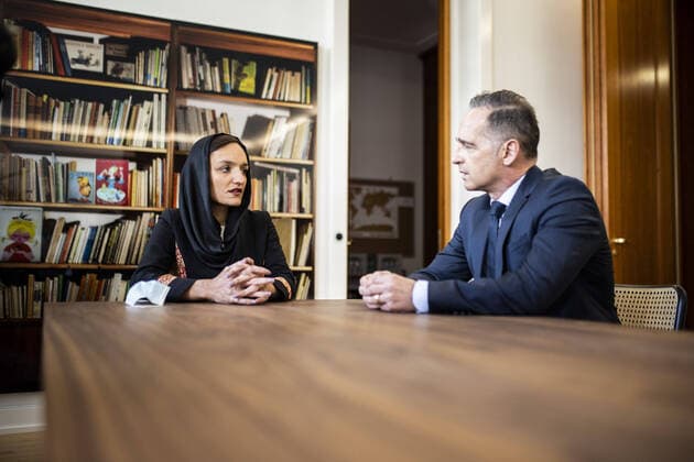 Bilder des Jahres 2021, News 08 August News Themen der Woche KW34 News Bilder des Tages Heiko Maas (R), Bundesaussenminister, trifft Zarifa Ghafari (L), Frauenrechtlerin und Buergermeisterin in Afghanistan, zu einem Gespraech in Berlin, 27.08.2021. Berlin Germany *** Heiko Maas R , German Foreign Minister, meets Zarifa Ghafari L , womens rights activist and mayor in Afghanistan, for talks in Berlin, 27 08 2021 Berlin Germany Copyright: xFlorianxGaertner photothek.dex