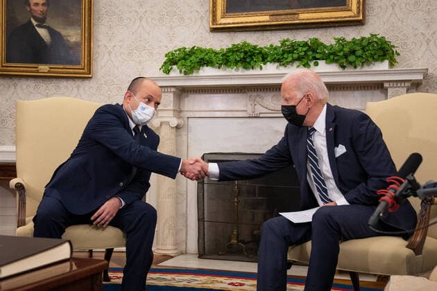Bilder des Jahres 2021, News 08 August News Themen der Woche KW34 News Bilder des Tages President Joe Biden R) and Israeli Prime Minister Naftali Bennet shake hands as they meet for a bilateral meeting in the Oval Office of the White House in Washington, D.C. on Friday, August 27, 2021. Pool  WASP20210827102 SarahbethxManey