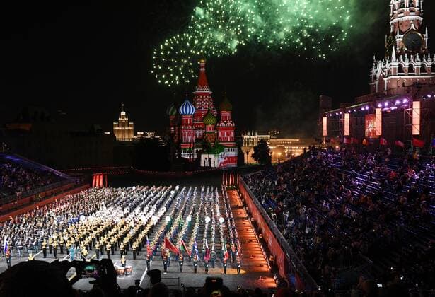 Russia Military Music Festival 6635321 27.08.2021 Fireworks explode over Red Square during the opening ceremony of the Spasskaya Tower International Military Music Festival at the Red Square, in Moscow, Russia. Vladimir Vyatkin Sputnik Moscow Russia  Copyright: xVladimirxVyatkinx