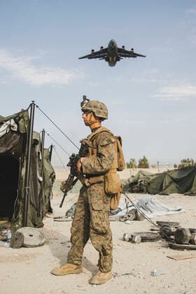 STYLELOCATIONA U.S. Marines with the Special Purpose Marine Air-Ground Task Force Crisis Response force, provides security along the perimeter of Hamid Karzai International Airport August 24, 2021 in Kabul, Afghanistan. U.S. and allied forces continue to evacuate citizens and special purpose visa holders as part of Operation Allies Refuge. Kabul Afghanistan - ZUMAp138 20210824_zaa_p138_100 Copyright: xSsgt.xVictorxMancilla U.S.xMarinx