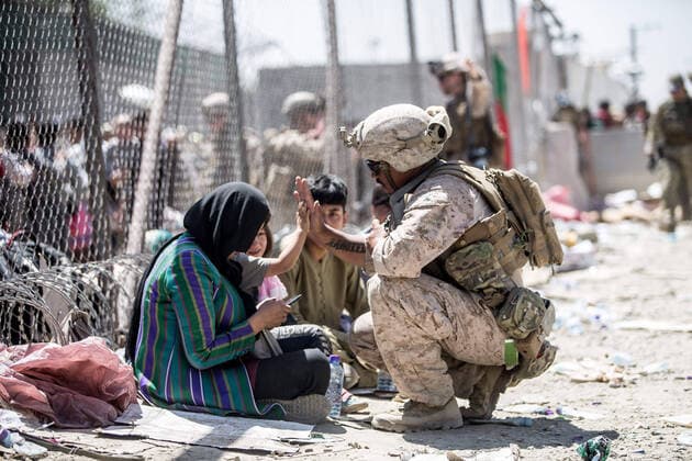Frauen unter dem Taliban Regime in Afghanistan August 25, 2021 - Kabul, Afghanistan - A Marine with Special Purpose Marine Air-Ground Task Force-Crisis Response-Central Command (SPMAGTF-CR-CC) gives a high five to a child at Hamid Karzai International Airport, Kabul, Afghanistan, Aug. 26. U.S. service members are assisting the Department of State with an orderly drawdown of designated personnel in Afghanistan. ( Sgt. Samuel Ruiz). Kabul Afghanistan - ZUMAz03_ 20210825_swp_z03_557 Copyright: xU.S.xMarinesx