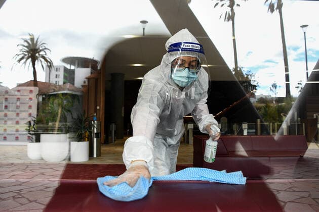 News Bilder des Tages NSW CORONAVIRUS COVID19, A cleaner dressed in Personal Protection Equipment (PPE) sanitises surfaces inside the NSW Health building in Sydney, Saturday, August 28, 2021. The building is undergoing a deep clean after a COVID-19 positive person entered the premises. All of NSW is under strict lockdown after a record number of COVID-19 cases that have authorities concerned for the healthcare system. ( NO ARCHIVING, EDITORIAL USE ONLY, NO USE IN BOOKS WITHOUT CONSENT SYDNEY NSW AUSTRALIA  Copyright: xBIANCAxDExMARCHIx 20210828001570353693
