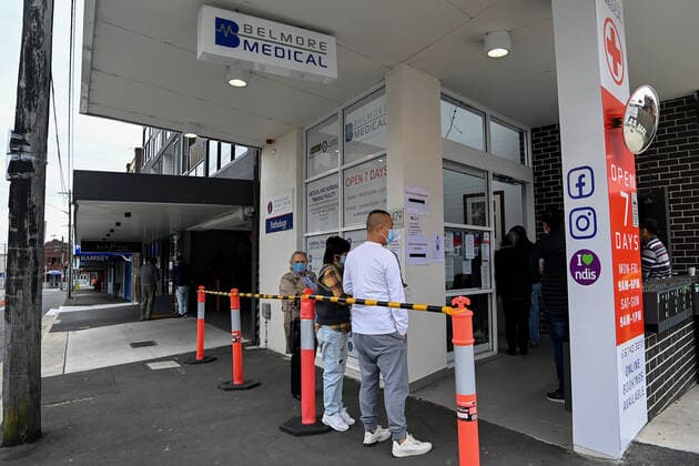 SYDNEY COVID19 VACCINATION CLINIC, People line up outside to check in for their Pfizer COVID-19 vaccination at Belmore Medical GP in the suburb of Belmore, Sydney, Saturday, August 28, 2021. Dr Jamal Rifi from Belmore Medical GP will be providing second doses to people who paid for their Pfizer vaccine at a GP clinic in Campsie. ( NO ARCHIVING, EDITORIAL USE ONLY, NO USE IN BOOKS WITHOUT CONSENT SYDNEY NSW AUSTRALIA  Copyright: xBIANCAxDExMARCHIx 20210828001570364953
