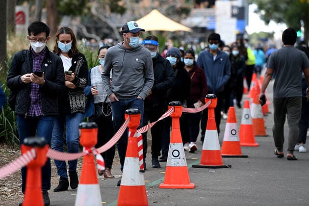 NSW CORONAVIRUS COVID19, Members of the public wear face masks as they line up at the NSW Health Vaccination Hub at Olympic Park in Sydney, Saturday, August 28, 2021. All of NSW is under strict lockdown after a record number of COVID-19 cases that have authorities concerned for the healthcare system. ( NO ARCHIVING, EDITORIAL USE ONLY, NO USE IN BOOKS WITHOUT CONSENT SYDNEY NSW AUSTRALIA  Copyright: xBIANCAxDExMARCHIx 20210828001570381335
