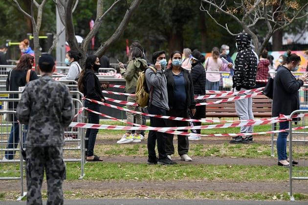 NSW CORONAVIRUS COVID19, Members of the public wear face masks as they line up at the NSW Health Vaccination Hub at Olympic Park in Sydney, Saturday, August 28, 2021. All of NSW is under strict lockdown after a record number of COVID-19 cases that have authorities concerned for the healthcare system. ( NO ARCHIVING, EDITORIAL USE ONLY, NO USE IN BOOKS WITHOUT CONSENT SYDNEY NSW AUSTRALIA  Copyright: xBIANCAxDExMARCHIx 20210828001570382030