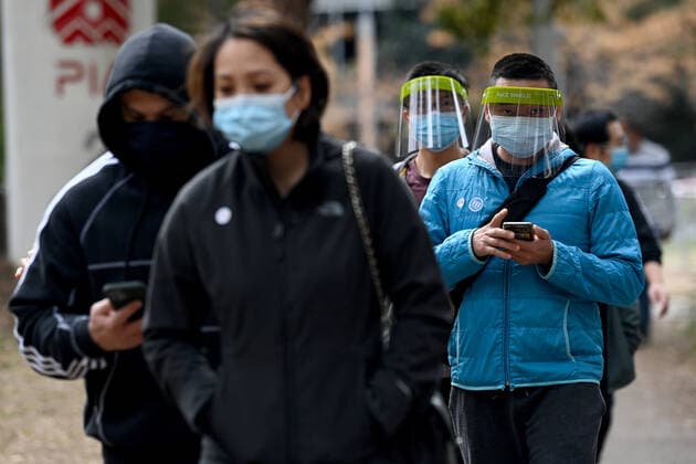 NSW CORONAVIRUS COVID19, Members of the public wear face masks as they line up at the NSW Health Vaccination Hub at Olympic Park in Sydney, Saturday, August 28, 2021. All of NSW is under strict lockdown after a record number of COVID-19 cases that have authorities concerned for the healthcare system. ( NO ARCHIVING, EDITORIAL USE ONLY, NO USE IN BOOKS WITHOUT CONSENT SYDNEY NSW AUSTRALIA  Copyright: xBIANCAxDExMARCHIx 20210828001570382149
