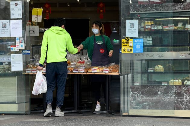 NSW CORONAVIRUS COVID19, A bakery worker wears a face mask at Campsie in Sydney, Saturday, August 28, 2021. All of NSW is under strict lockdown after a record number of COVID-19 cases that have authorities concerned for the healthcare system. ( NO ARCHIVING, EDITORIAL USE ONLY, NO USE IN BOOKS WITHOUT CONSENT SYDNEY NSW AUSTRALIA  Copyright: xBIANCAxDExMARCHIx 20210828001570385464