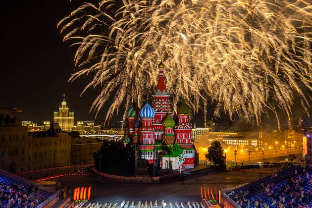News Bilder des Tages MOSCOW, RUSSIA â€“ AUGUST 27, 2021: Fireworks over Red Square at the opening of the 2021 Spasskaya Tower International Military Music Festival in Moscow s Red Square. Marina Lystseva TASS  TS10E076
