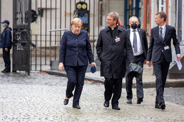 Bilder des Jahres 2021, News 08 August News Themen der Woche KW34 News Bilder des Tages Angela Merkel und Karl Jüsten beim ökumenischen Gottesdienst für die Opfer der Flutkatastrophe im Hohen Dom zu Aachen. Aachen, 28.08.2021 *** Angela Merkel and Karl Jüsten at the ecumenical service for the victims of the flood disaster in the High Cathedral of Aachen Aachen, 28 08 2021 Foto:xR.xSchmiegeltx xFuturexImage