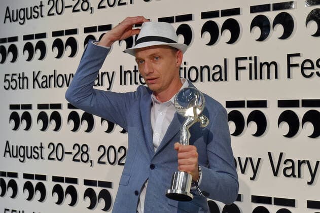 Bilder des Jahres 2021, Entertainment 08 August Entertainment Themen der Woche KW34 Entertainment Bilder des Tages German film director Dietrich Bruggemann poses after he received Crystal Globe award for best directing (film No!) during award-giving closing ceremony of 55th Karlovy International Film Festival (KVIFF), on August 28, 2021, in Karlovy Vary, Czech Republic. (CTKxPhoto SlavomirxKubes) CTKPhotoP2021082807061  KBS_25