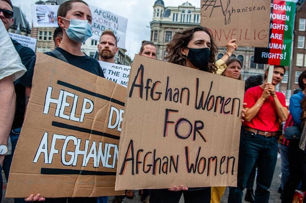 Frauen unter dem Taliban Regime in Afghanistan August 28, 2021, Amsterdam, North Holland, Netherlands: Protesters hold placards during the demonstration..Thousands of people gathered in the center of Amsterdam to show their support for the Afghanistan people trapped in Kabul under the Taliban regime and to urge the Dutch Government to declare Afghanistan an unsafe country of origin so Afghan refugees and Afghan undocumented people can have the legal right to asylum and safety. Amsterdam Netherlands - ZUMAs197 20210828_zaa_s197_155 Copyright: xAnaxFernandezx