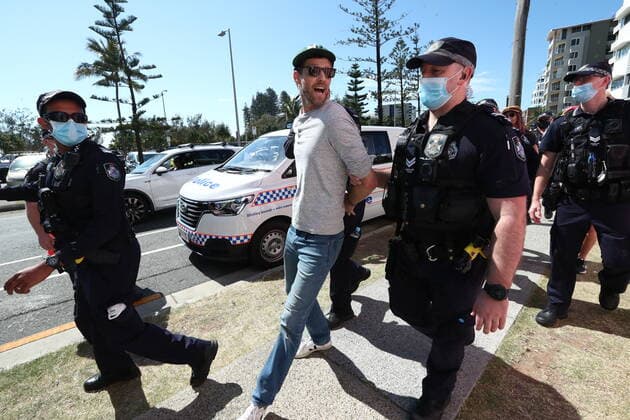 ANTI LOCKDOWN PROTEST NSW QLD BORDER, A man is arrested on the New South Wales and Queensland border during an anti-lockdown protest in Coolangatta , QLD, Sunday, August 29, 2021. ( NO ARCHIVING, EDITORIAL USE ONLY, NO USE IN BOOKS WITHOUT CONSENT TWEED HEADS NSW AUSTRALIA  Copyright: xJASONxO BRIENx 20210829001570705534