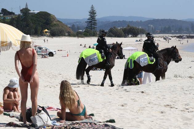 ANTI LOCKDOWN PROTEST NSW QLD BORDER, Police on horses are seen on Coolangatta beach on the New South Wales and Queensland border during an anti-lockdown protest in Coolangatta , QLD, Sunday, August 29, 2021. ( NO ARCHIVING, EDITORIAL USE ONLY, NO USE IN BOOKS WITHOUT CONSENT TWEED HEADS NSW AUSTRALIA  Copyright: xJASONxO BRIENx 20210829001570709678