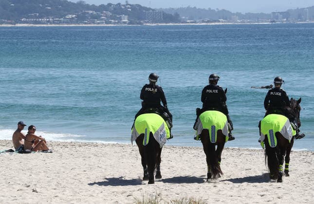 ANTI LOCKDOWN PROTEST NSW QLD BORDER, Police on horses are seen on Coolangatta beach on the New South Wales and Queensland border during an anti-lockdown protest in Coolangatta , QLD, Sunday, August 29, 2021. ( NO ARCHIVING, EDITORIAL USE ONLY, NO USE IN BOOKS WITHOUT CONSENT TWEED HEADS NSW AUSTRALIA  Copyright: xJASONxO BRIENx 20210829001570709756