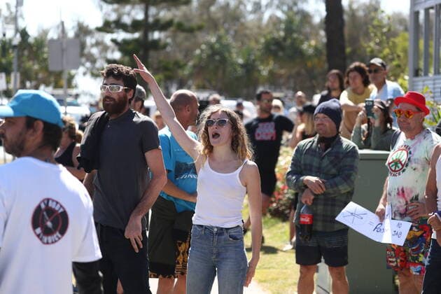 ANTI LOCKDOWN PROTEST NSW QLD BORDER, People are seen among Police in Coolangatta on the New South Wales and Queensland border during an anti-lockdown protest in Coolangatta , QLD, Sunday, August 29, 2021. ( NO ARCHIVING, EDITORIAL USE ONLY, NO USE IN BOOKS WITHOUT CONSENT TWEED HEADS NSW AUSTRALIA  Copyright: xJASONxO BRIENx 20210829001570712676