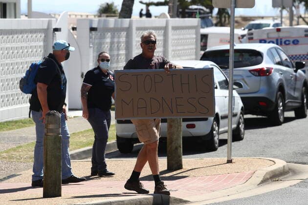 ANTI LOCKDOWN PROTEST NSW QLD BORDER, People are seen among Police in Coolangatta on the New South Wales and Queensland border during an anti-lockdown protest in Coolangatta , QLD, Sunday, August 29, 2021. ( NO ARCHIVING, EDITORIAL USE ONLY, NO USE IN BOOKS WITHOUT CONSENT TWEED HEADS NSW AUSTRALIA  Copyright: xJASONxO BRIENx 20210829001570712698