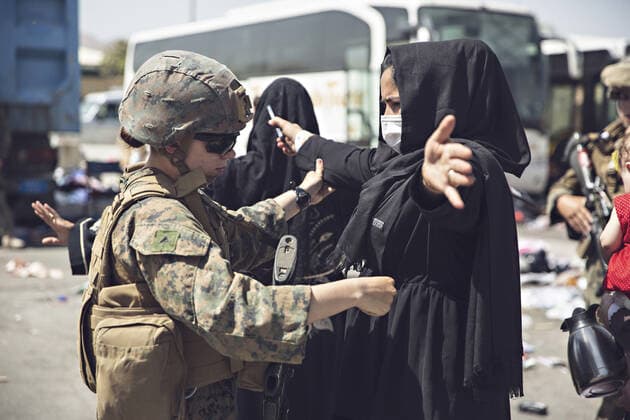 STYLELOCATIONA U.S. Marine with the 24th Marine Expeditionary Unit searches an Afghan woman as she goes through the Evacuation Control Center prior to evacuation from Hamid Karzai International Airport during Operation Allies Refuge August 28, 2021 in Kabul, Afghanistan. Kabul Afghanistan - ZUMAp138 20210828_zaa_p138_005 Copyright: xSsgt.xVictorxMancilla U.S.xMarinx