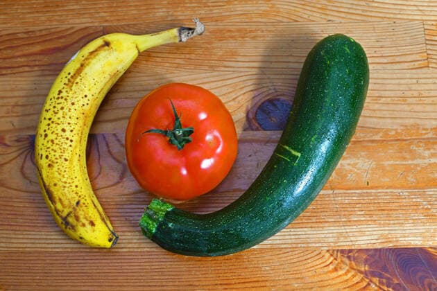 Banana,tomato and cucumber, symbol photo red yellow green, traffic light coalition, federal election 2021 photo Winfried Rothermel