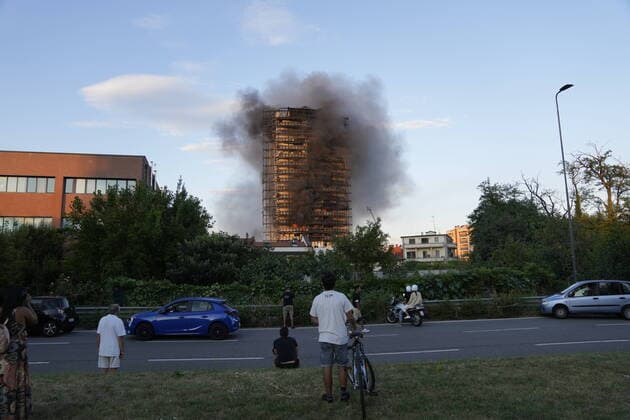 Bilder des Jahres 2021, News 08 August News Themen der Woche KW34 News Bilder des Tages (210829) -- MILAN (ITALY), Aug. 29, 2021 () -- People watch a building ravaged by a fire in Milan, Italy, on Aug. 29, 2021. A fire broke out at the multi-storey building here on Sunday, local media reported. () ITALY-MILAN-BUILDING-FIRE Xinhua 