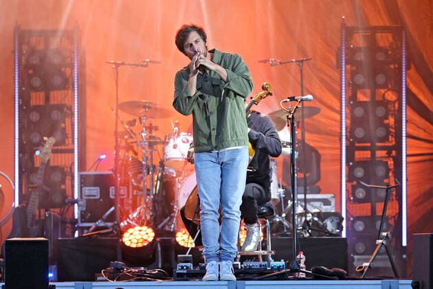 Singer Max Giesinger Singer Max Giesinger during a performance at a Vor Deiner Tür concert on 29 08 2021 at the Steigerwaldstadion Erfurt 20210829BOS0011