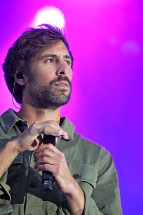 Singer Max Giesinger Singer Max Giesinger during a performance at a Vor Deiner Tür concert on 29 08 2021 at the Steigerwaldstadion Erfurt 20210829BOS0013