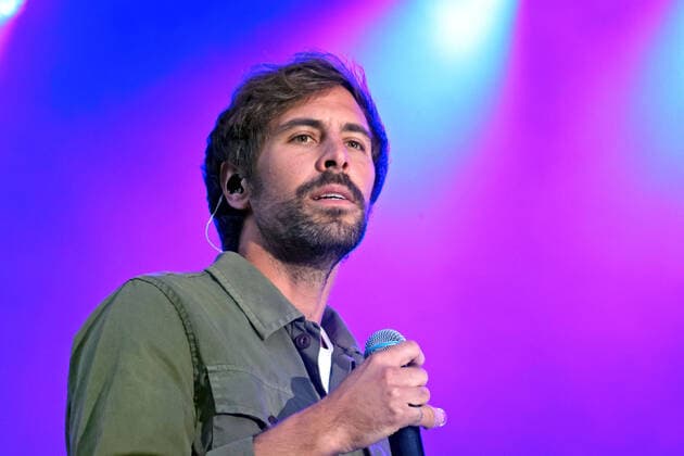 Singer Max Giesinger Singer Max Giesinger during a performance at a Vor Deiner Tür concert on 29 08 2021 at the Steigerwaldstadion Erfurt 20210829BOS0029