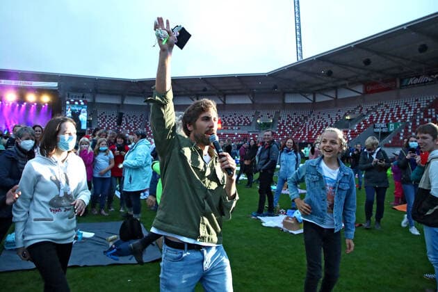Singer Max Giesinger Singer Max Giesinger during a performance at a Vor Deiner Tür concert on 29 08 2021 at the Steigerwaldstadion Erfurt 20210829BOS0032
