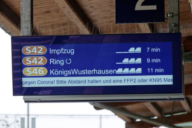 Vaccination train in the S station Berlin Westend 2021 08 30 Germany, Berlin Vaccination action on the citizen of Berlin S course ring Well three hours long passengers of the Berlin S course could be inoculated on Monday morning also spontaneously by the chief physician of the German course against the Corona virus In the picture the station announcement with the ref