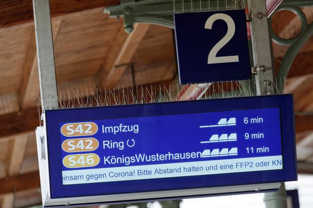 Vaccination train in the S station Berlin Westend 2021 08 30 Germany, Berlin Vaccination action on the citizen of Berlin S course ring Well three hours long passengers of the Berlin S course could be inoculated on Monday morning also spontaneously by the chief physician of the German course against the Corona virus In the picture the station announcement with the ref
