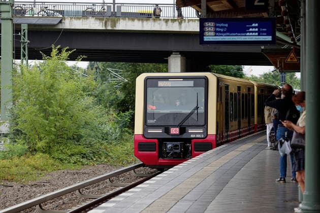 Vaccination train in the S station Berlin Westend 2021 08 30 Germany, Berlin Vaccination action on the citizen of Berlin S course ring Well three hours long passengers of the Berlin S course could be inoculated on Monday morning also spontaneously by the chief physician of the German course against the Corona virus In the picture the station announcement with the ref