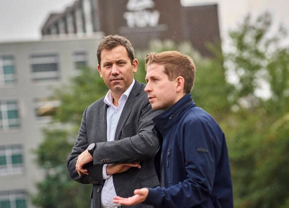 Kevin Kühnert + Lars Klingbeil Deutschland, Berlin: Lars Klingbeil und Kevin Kühnert besuchen gemeinsam das Projekt Malzfabrik einem Kultur- und Kreativzentrum. Lars Klingbeil besucht den stellv. SPD-Parteivorsitzenden und Bundestagskandidaten in seinem Wahlkreis Berlin-Tempelhof-Schöneberg. Begleitet werden sie vom Geschäftsführer der Malzfabrik Carsten Bredow *** Kevin Kühnert Lars Klingbeil Germany, Berlin Lars Klingbeil and Kevin Kühnert visit together the project Malzfabrik a culture and creative center Lars Klingbeil visits the deputy SPD party leader and Bundestag candidate in his constituency Berlin Tempelhof Schöneberg Accompanied by the managing director of the Malzfabrik Carsten Bredow
