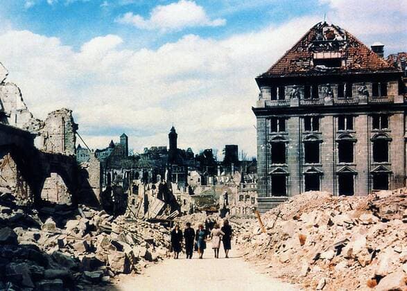 Nürnberg in Trümmern Menschen gehen an den Ruinen ihrer zerbombten Stadt entlang Zweiter Weltkrieg Nürnberg, Bayern, Deutschland Juni 1945 ACHTUNG AUFNAHMEDATUM GESCHÄTZT