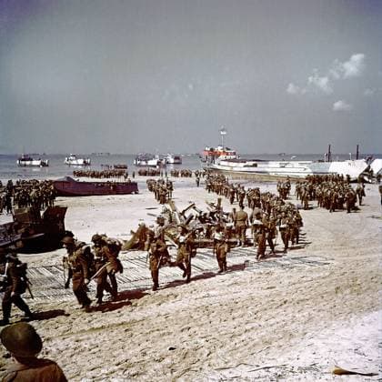 Operation Overlord Normandy The Saskatchewan Regiment of the 2nd Canadian Infantry Division is landing at Juno Beach on the outskirts of Bernieres-sur-Mer on D-Day. 14,000 Canadian soldiers were put ashore and 340 lost their live in the battles for the beachhead. World War II. Department Calvados, Region Lower Normandy, France. 6th June 1944 ! ACHTUNG: AUFNAHMEDATUM GESCHÄTZT! *** Operation Overlord Normandie Das Saskatchewan Regiment der 2. kanadischen Infanteriedivision landet am Juno Beach am Rande von Bernieres sur Mer am D-Day 14.000 kanadische Soldaten wurden an Land gesetzt und 340 verloren ihr Leben in den Kämpfen um den Landekopf Zweiter Weltkrieg Department Calvados, Region Basse-Normandie, Frankreich 6. Juni 1944 ACHTUNG AUFNAHME