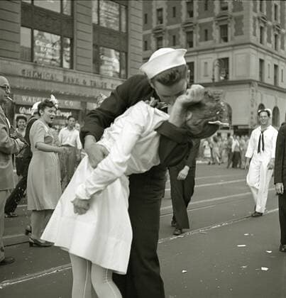 Der Siegeskuss in New York City zur Feier der Kapitulation Japans im Zweiten Weltkrieg Foto Leutnant Victor Jorgensen Times Square, New York City, 14. August 1945 ACHTUNG AUFNAHMEDATUM GESCHÄTZT