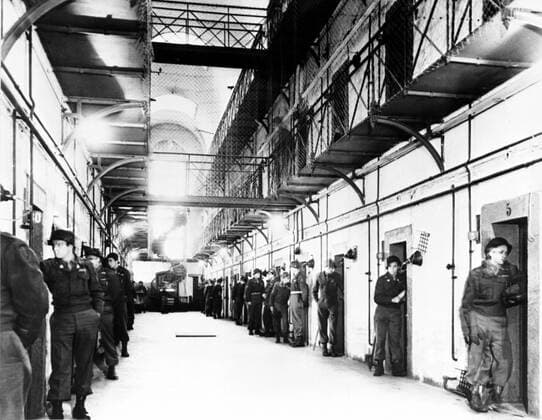 International Military Tribunal (IMT) November 20, 1945 - October 1, 1946 Guards in the prison, where the defendants are held in custody during the International War Crimes Trial. Nuremberg, Germany 1946 ! ACHTUNG: AUFNAHMEDATUM GESCHÄTZT! *** Internationaler Militärgerichtshof IMT 20. November 1945 1. Oktober 1946 Wachen im Gefängnis, in dem die Angeklagten während des Internationalen Kriegsverbrecherprozesses inhaftiert sind Nürnberg, Deutschland 1946 ACHTUNG AUFNAHMEDATUM GESCHÄTZT