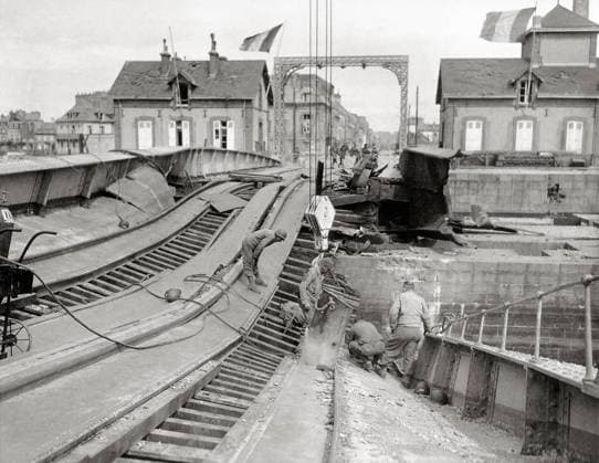 Amerikanische Pioniere des 333rd Engineer Special Service Regiments arbeiten an einer von den Deutschen sabotierten Brücke Juni 1944 Sie versuchen, die Brücke mit einem Kran anzuheben, um sie durch einen Bailey zu ersetzen Cherbourg, Normandie, Frankreich ACHTUNG AUFNAHMEDATUM GESCHÄTZT