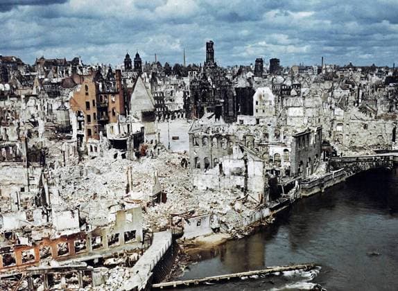 Die zerbombte Stadt Nürnberg im Juni 1945 Nürnberg war von 1927 bis 1938 Schauplatz großer Parteitage der Nazis gewesen Die Stadt war auch der Geburtsort der antisemitischen Nürnberger Gesetze Die alliierten Bombenangriff