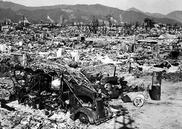 ATOMIC BOMB HIROSHIMA The Hiroshima Fire Department lost its only ladder truck when its West Side main fire station was destroyed by the blast and fire of the atomic bomb, 1,200 m (4,000 ft) from ground zero. August 1945. The atomic bomb Little Boy , was dropped on Hiroshima by an American B-29 bomber, the Enola Gay, flown by Colonel Paul Tibbets, directly killing an estimated 80,000 people. By the end of the year, injury and radiation brought the total number of deaths to 90,000-166,000. Hiroshima, Japan. 19450801 ! ACHTUNG: AUFNAHMEDATUM GESCHÄTZT! *** ATOMBOMBE HIROSHIMA Die Feuerwehr von Hiroshima verlor ihren einzigen Leiterwagen, als ihre Hauptfeuerwache auf der Westseite durch die Explosion und das Feuer der Atombombe zerstört wurde