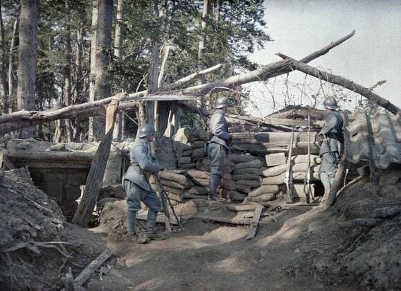 WORLD WAR I IN FRANCE A French observation post with three soldiers in a trench reinforced with wooden beams and sand bags close to the German lines. 16th June 1917. Hirtzbach, Department Haut-Rhin, Region Alsace. Western Front. World War I. Autochrome Lumiere. Photo: Paul Castelnau (1880-1944). France. 19170616 ! ACHTUNG: AUFNAHMEDATUM GESCHÄTZT! *** WELTKRIEG I IN FRANKREICH Ein französischer Beobachtungsposten mit drei Soldaten in einem mit Holzbalken und Sandsäcken verstärkten Graben in der Nähe der deutschen Linien 16. Juni 1917 Hirtzbach, Departement Haut Rhin, Region Elsass Westfront Erster Weltkrieg Autochrom Lumiere Foto Paul Castelnau 1880 1944 Frankreich 19170616 ACHTUNG AUFNAHMEDATUM GESCHÄTZT